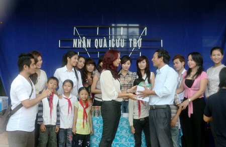 Kiều Khanh góp sức vì trẻ em vùng lũ - 8 Kiều Khanh góp sức vì trẻ em vùng lũ - 8