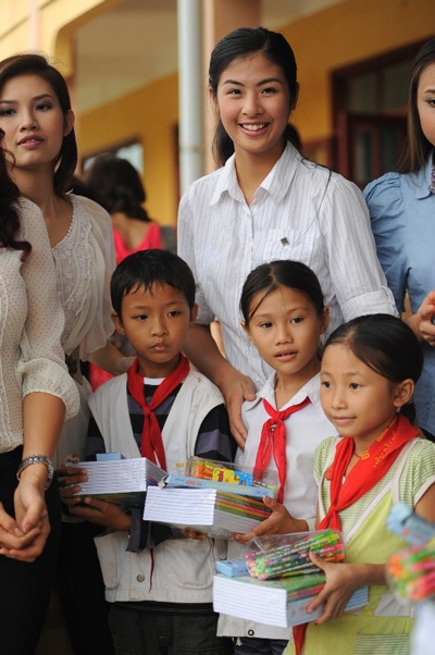 Kiều Khanh góp sức vì trẻ em vùng lũ - 2 Kiều Khanh góp sức vì trẻ em vùng lũ - 2