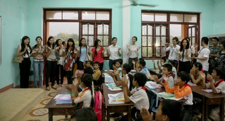 Kiều Khanh góp sức vì trẻ em vùng lũ - 7 Kiều Khanh góp sức vì trẻ em vùng lũ - 7