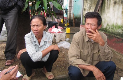 Người thân vụ chìm xe mong ngóng trong tuyệt vọng - 1