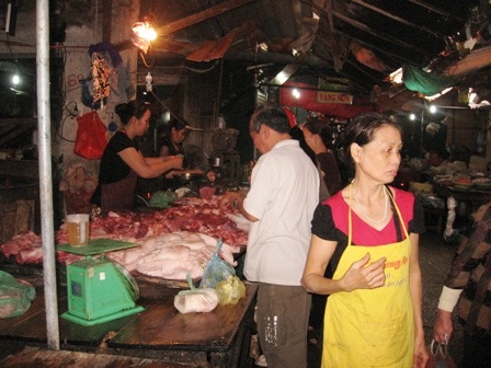 Nước lũ lên, giá cả cũng “lụt” - 3