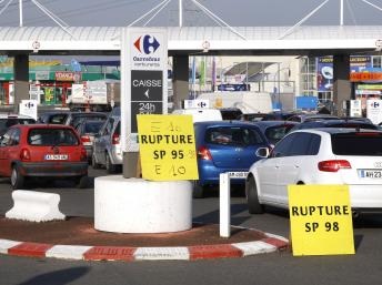 Pháp: Biểu tình lan rộng, nhiên liệu thiếu trầm trọng - 2