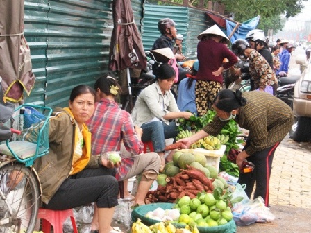 Nước lũ lên, giá cả cũng “lụt” - 2