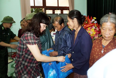 Hơn 1.000 suất quà đến với người dân Quảng Bình - 1 Hơn 1.000 suất quà đến với người dân Quảng Bình - 1