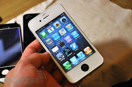 iPhone 4 trắng “tái xuất” trong lễ ra mắt Windows Phone 7? - 4 iPhone 4 trắng “tái xuất” trong lễ ra mắt Windows Phone 7? - 4