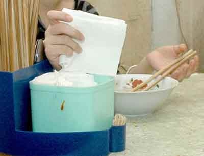 Nhầm lẫn giấy vệ sinh và giấy ăn - 1