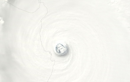 Cận cảnh “hung thần” Megi đang tiến vào biển Đông - 2 Cận cảnh “hung thần” Megi đang tiến vào biển Đông - 2