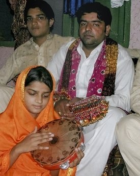 Truyền thông Pakistan phát “sốt” vì chú rể cưới 2 vợ trong 24 giờ - 1 Truyền thông Pakistan phát “sốt” vì chú rể cưới 2 vợ trong 24 giờ - 1