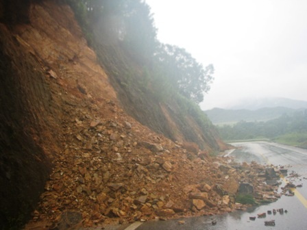 Giao thông nhiều vùng ách tắc, đèo Hải Vân sạt lở do mưa lớn - 4