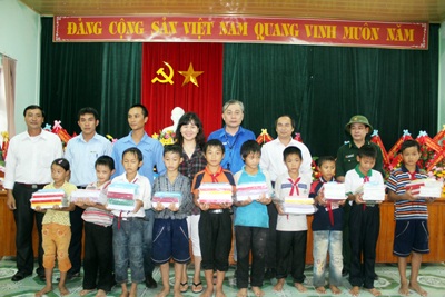 Hơn 1.000 suất quà đến với người dân Quảng Bình - 10 Hơn 1.000 suất quà đến với người dân Quảng Bình - 10