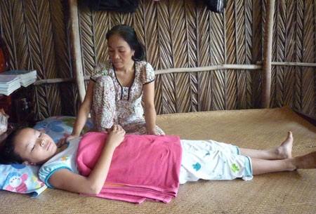 Cháu bé con vợ chồng người nông dân trồng khoai cầu cứu - 1 Cháu bé con vợ chồng người nông dân trồng khoai cầu cứu - 1