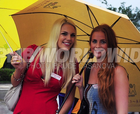 Người đẹp HHTG đội mưa thăm Nam Sơn Tự - 14 Người đẹp HHTG đội mưa thăm Nam Sơn Tự - 14