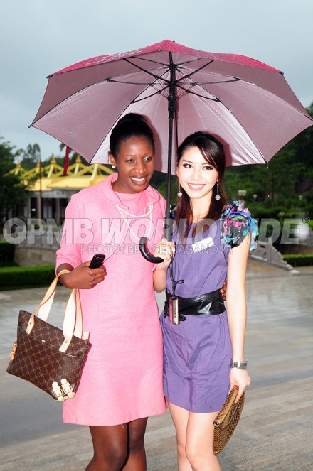 Người đẹp HHTG đội mưa thăm Nam Sơn Tự - 3 Người đẹp HHTG đội mưa thăm Nam Sơn Tự - 3