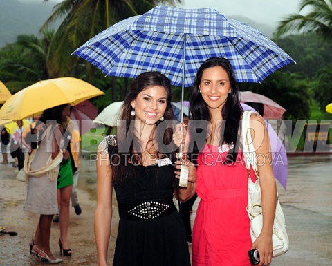 Người đẹp HHTG đội mưa thăm Nam Sơn Tự - 4 Người đẹp HHTG đội mưa thăm Nam Sơn Tự - 4