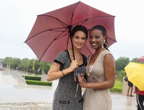 Người đẹp HHTG đội mưa thăm Nam Sơn Tự - 8 Người đẹp HHTG đội mưa thăm Nam Sơn Tự - 8