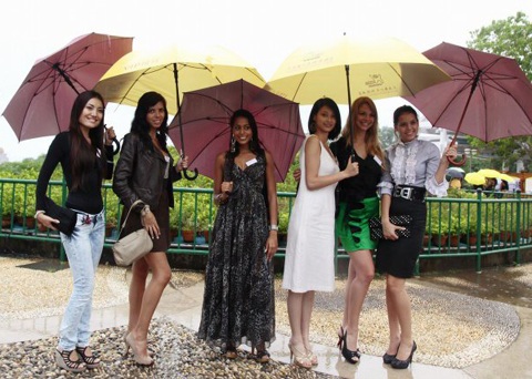 Người đẹp HHTG đội mưa thăm Nam Sơn Tự - 9 Người đẹp HHTG đội mưa thăm Nam Sơn Tự - 9