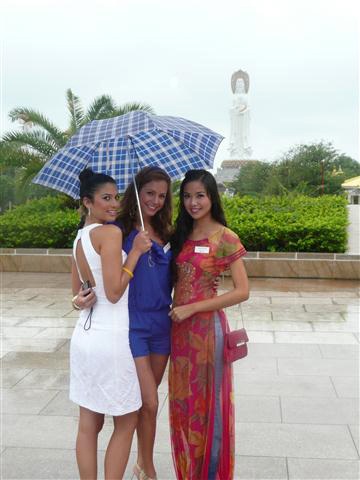 Người đẹp HHTG đội mưa thăm Nam Sơn Tự - 2 Người đẹp HHTG đội mưa thăm Nam Sơn Tự - 2