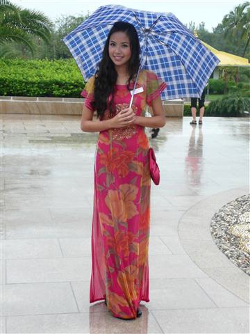 Người đẹp HHTG đội mưa thăm Nam Sơn Tự - 1 Người đẹp HHTG đội mưa thăm Nam Sơn Tự - 1