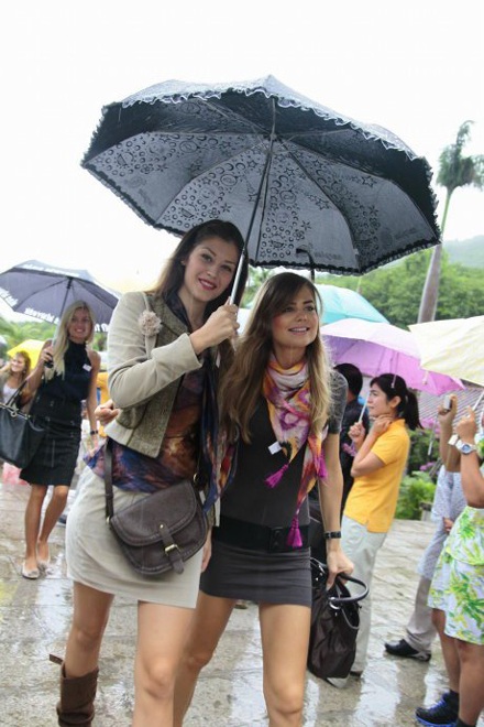 Người đẹp HHTG đội mưa thăm Nam Sơn Tự - 10 Người đẹp HHTG đội mưa thăm Nam Sơn Tự - 10