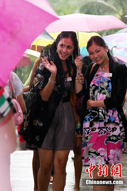 Người đẹp HHTG đội mưa thăm Nam Sơn Tự - 12 Người đẹp HHTG đội mưa thăm Nam Sơn Tự - 12