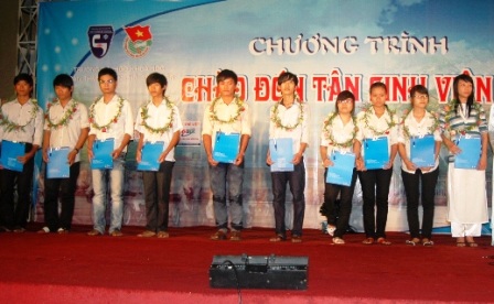 ĐHKH Huế: Trao học bổng cho 13 thủ khoa - 1 ĐHKH Huế: Trao học bổng cho 13 thủ khoa - 1