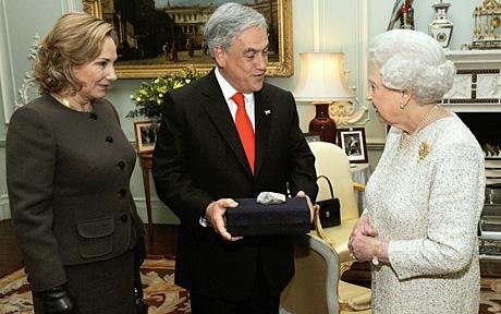 Tổng thống Chile tặng đá cho Nữ hoàng và Thủ tướng Anh - 1