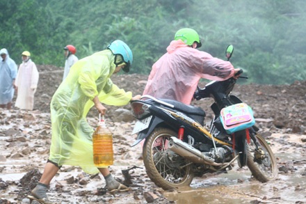 Giao thông nhiều vùng ách tắc, đèo Hải Vân sạt lở do mưa lớn - 1 Giao thông nhiều vùng ách tắc, đèo Hải Vân sạt lở do mưa lớn - 1