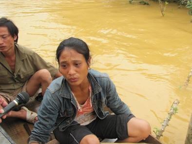 Người dân vẫn vật lộn trong tâm lũ (kèm Video) - 4