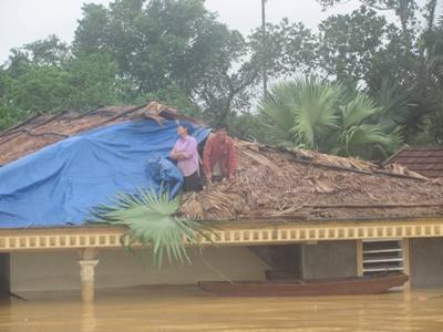 Người dân vẫn vật lộn trong tâm lũ (kèm Video) - 2