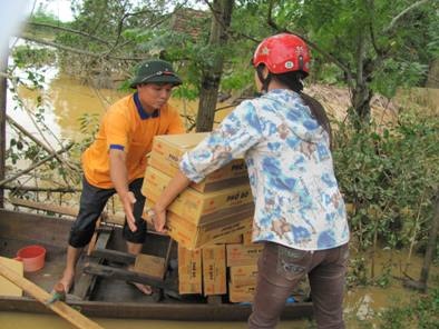 Người dân vẫn vật lộn trong tâm lũ (kèm Video) - 5