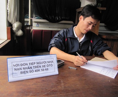 Người thân vụ chìm xe mong ngóng trong tuyệt vọng - 2