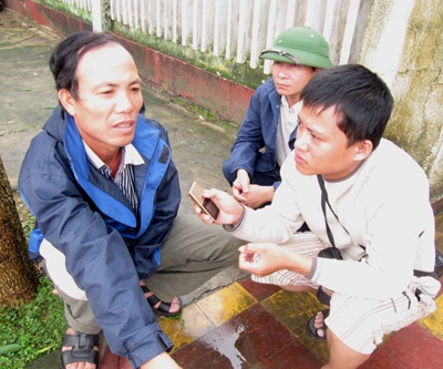 Người thân vụ chìm xe mong ngóng trong tuyệt vọng - 4