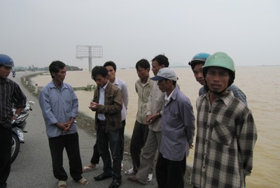 Người thân vụ chìm xe mong ngóng trong tuyệt vọng - 6