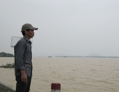 Người thân vụ chìm xe mong ngóng trong tuyệt vọng - 7