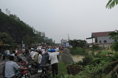 Người thân vụ chìm xe mong ngóng trong tuyệt vọng - 8