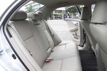 Toyota Việt Nam ra mắt Corolla Altis phiên bản mới - 8 Toyota Việt Nam ra mắt Corolla Altis phiên bản mới - 8