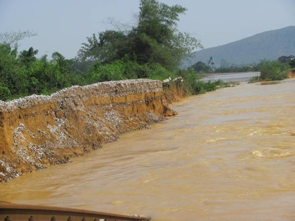 Vỡ đê ở Hà Tĩnh, hàng ngàn hộ dân đối mặt với hiểm nguy - 11