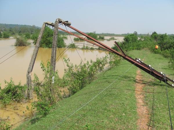 Vỡ đê ở Hà Tĩnh, hàng ngàn hộ dân đối mặt với hiểm nguy - 12