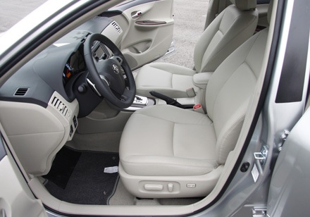 Toyota Việt Nam ra mắt Corolla Altis phiên bản mới - 9 Toyota Việt Nam ra mắt Corolla Altis phiên bản mới - 9
