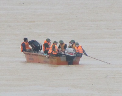 Đưa máy rà bom mìn hiện đại nhất tìm xe khách bị nạn - 1