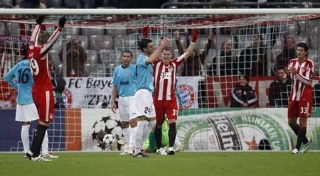 May mắn mỉm cười với Bayern, AS Roma thảm bại - 2