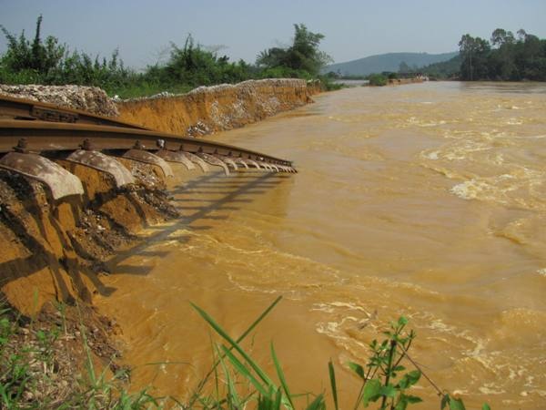 Vỡ đê ở Hà Tĩnh, hàng ngàn hộ dân đối mặt với hiểm nguy - 9