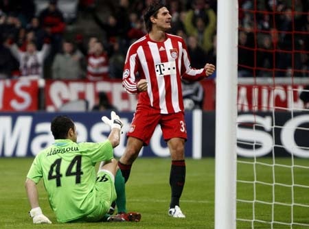 May mắn mỉm cười với Bayern, AS Roma thảm bại - 1