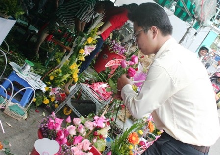 Người dân Sài thành hướng lòng về miền Trung - 2 Người dân Sài thành hướng lòng về miền Trung - 2