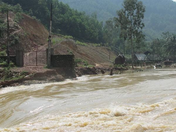 Vỡ đê ở Hà Tĩnh, hàng ngàn hộ dân đối mặt với hiểm nguy - 5