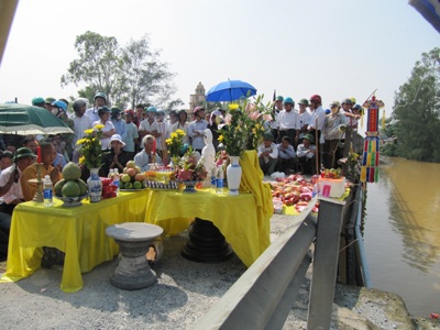 Lễ cầu siêu cho 20 nạn nhân mất tích cùng xe khách  - 1