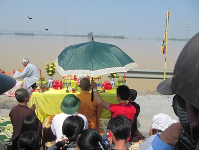 Lễ cầu siêu cho 20 nạn nhân mất tích cùng xe khách  - 2