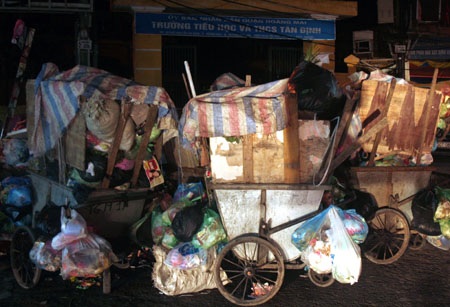 Ngột ngạt với hàng tấn rác bủa vây cổng trường học - 1 Ngột ngạt với hàng tấn rác bủa vây cổng trường học - 1