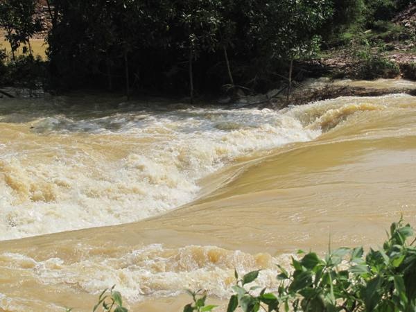 Vỡ đê ở Hà Tĩnh, hàng ngàn hộ dân đối mặt với hiểm nguy - 1