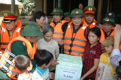 Thủ tướng Nguyễn Tấn Dũng thị sát vùng rốn lũ Hương Khê - 4